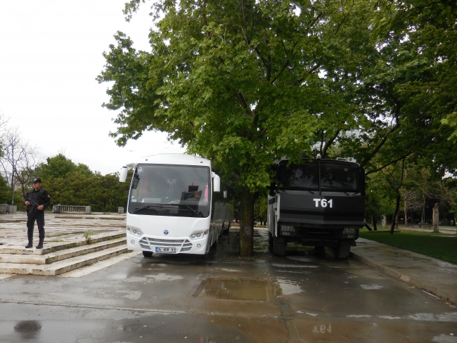 Taksim'de giriş çıkışlar kapatıldı